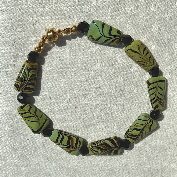 Bracelet Handmade Olive Green Glass Beads with Zebra Stripes Metal Magnet Clasp - Picture 1 of 6